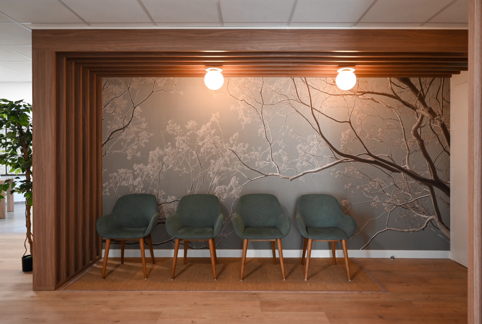 pole santé, salle d'attente, décoration, zen attitude, mobilier sur mesure, aménagement, design d'intérieur, architecture d'intérieur, siege, chaises, tapisse